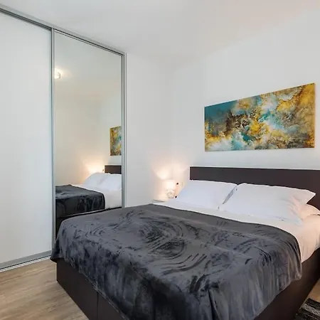 Brand New 1br Near Central Station, Old Town, Beach - 3 Minute Walking Apartment