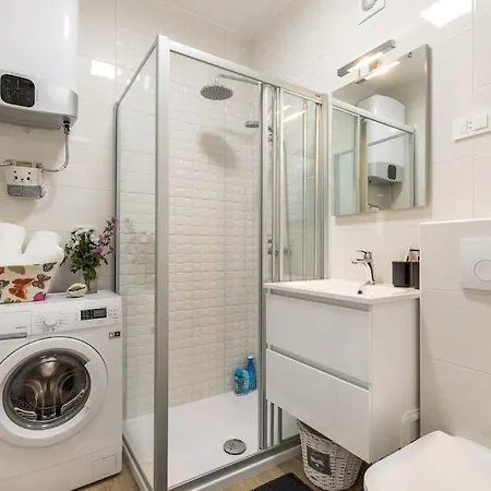 Brand New 1br Near Central Station, Old Town, Beach - 3 Minute Walking Apartment Split