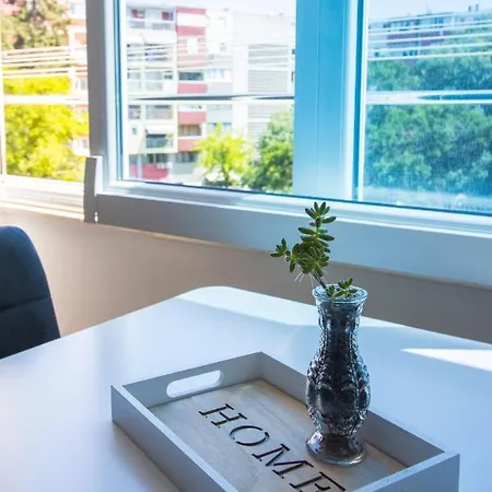 Brand New 1br Near Central Station, Old Town, Beach - 3 Minute Walking Apartment *