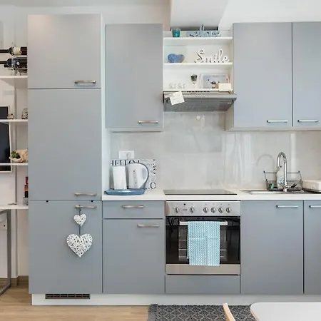 Apartment Brand New 1br Near Central Station, Old Town, Beach - 3 Minute Walking Split