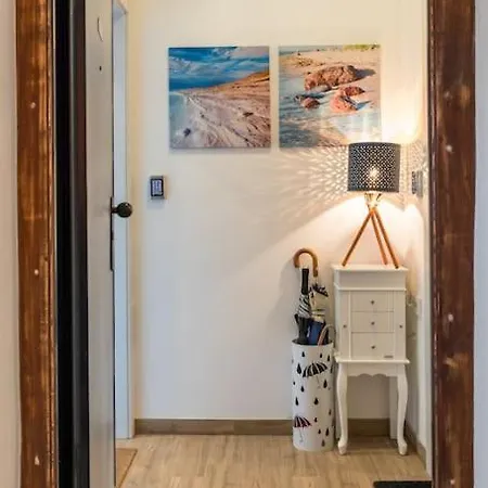 Brand New 1br Near Central Station, Old Town, Beach - 3 Minute Walking Apartment Split