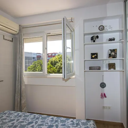 Brand New 1br Near Central Station, Old Town, Beach - 3 Minute Walking Apartment *