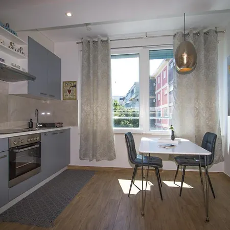 Brand New 1br Near Central Station, Old Town, Beach - 3 Minute Walking Apartment *