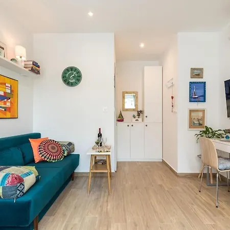 Brand New 1br Near Central Station, Old Town, Beach - 3 Minute Walking Apartment *