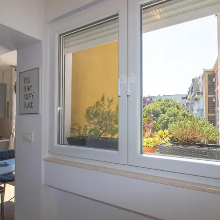 Apartment Brand New 1br Near Central Station, Old Town, Beach - 3 Minute Walking