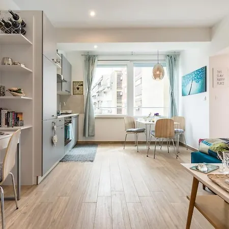 Brand New 1br Near Central Station, Old Town, Beach - 3 Minute Walking Apartment *